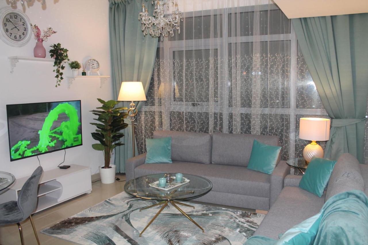 Newly Furnished One Bedroom Apartment Next To Metro & Beach In Marina Residence Dubái Exterior foto