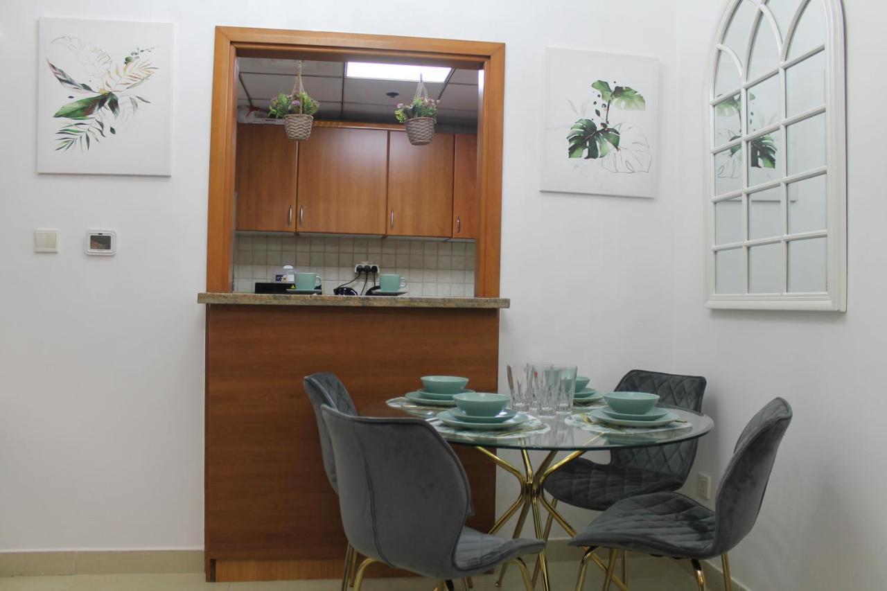 Newly Furnished One Bedroom Apartment Next To Metro & Beach In Marina Residence Dubái Exterior foto
