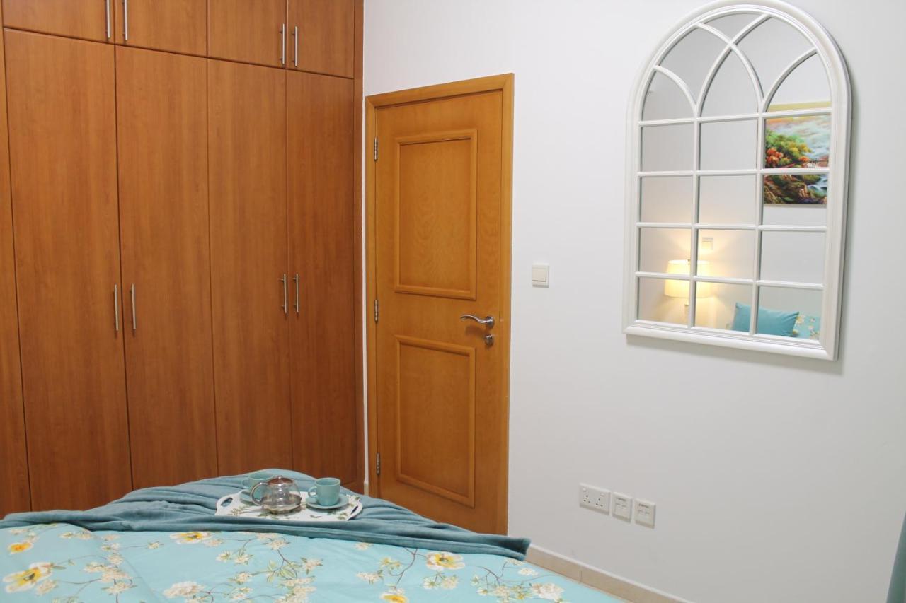 Newly Furnished One Bedroom Apartment Next To Metro & Beach In Marina Residence Dubái Exterior foto