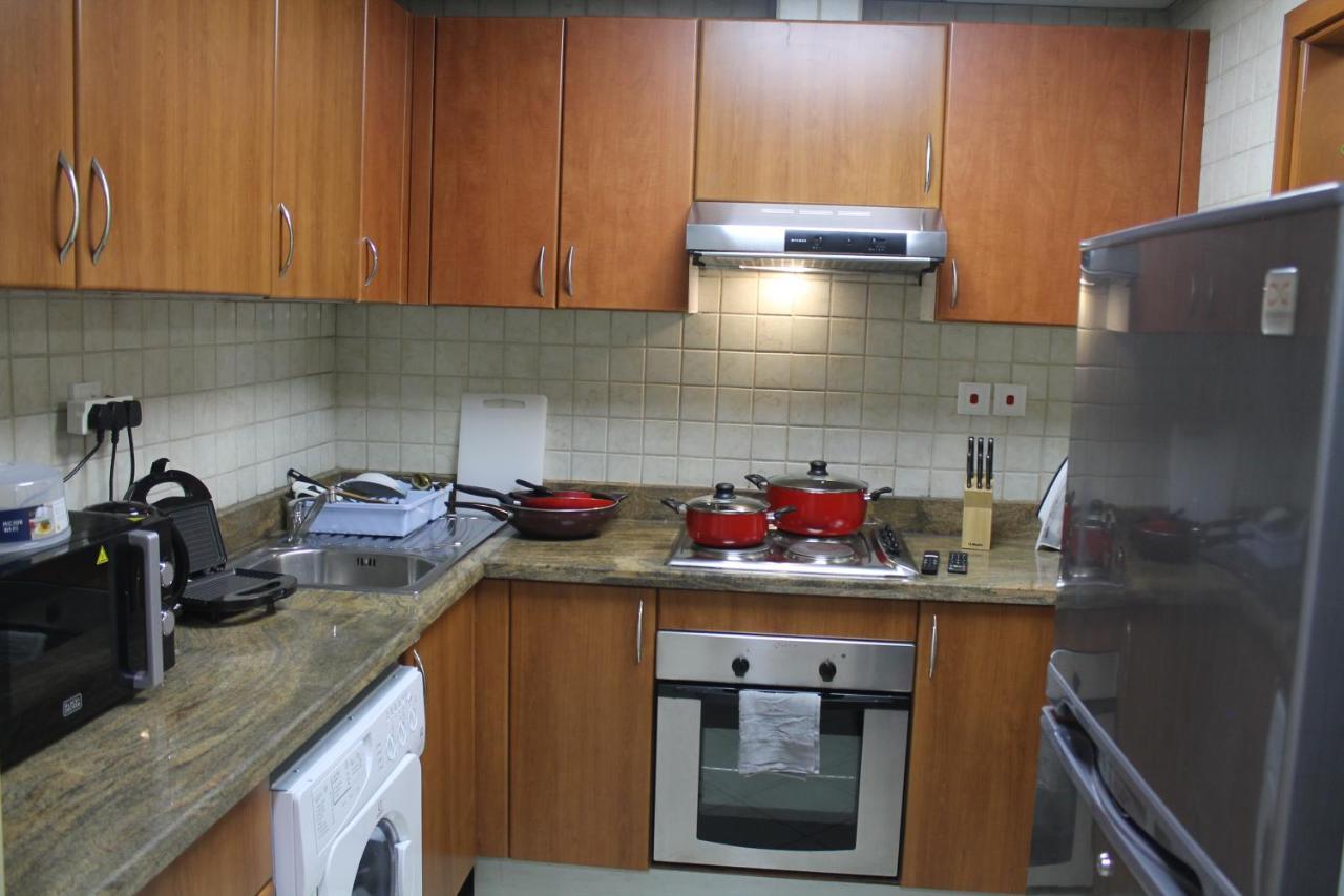 Newly Furnished One Bedroom Apartment Next To Metro & Beach In Marina Residence Dubái Exterior foto
