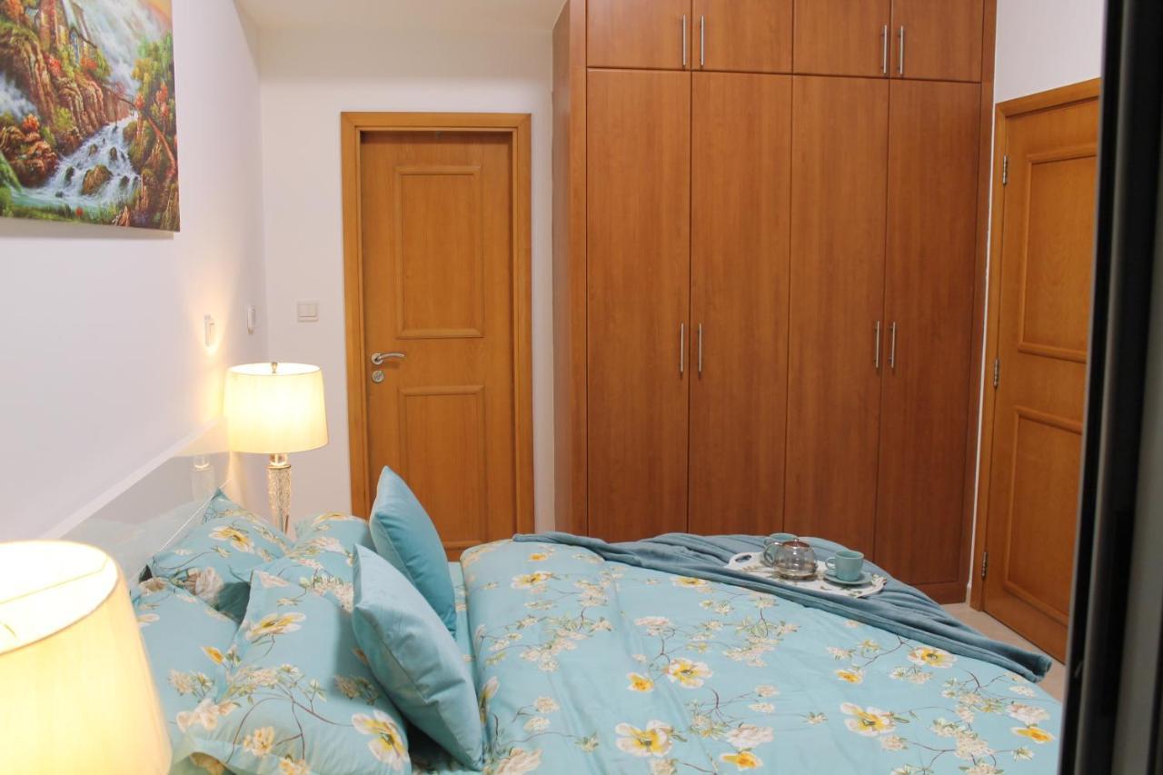 Newly Furnished One Bedroom Apartment Next To Metro & Beach In Marina Residence Dubái Exterior foto