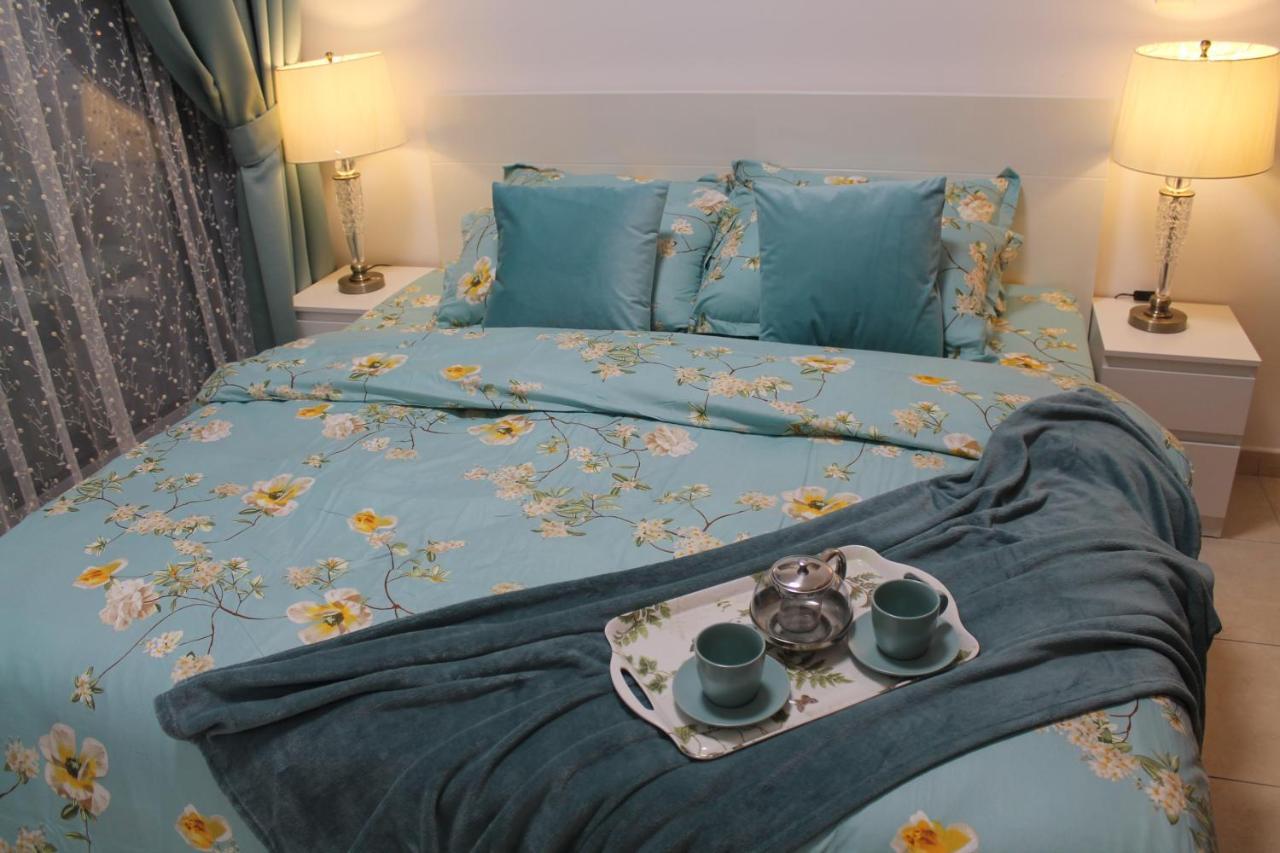 Newly Furnished One Bedroom Apartment Next To Metro & Beach In Marina Residence Dubái Exterior foto