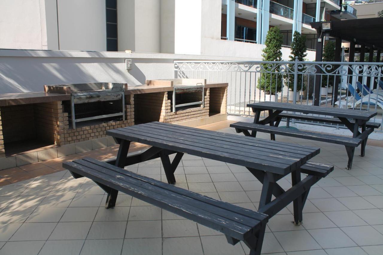 Newly Furnished One Bedroom Apartment Next To Metro & Beach In Marina Residence Dubái Exterior foto