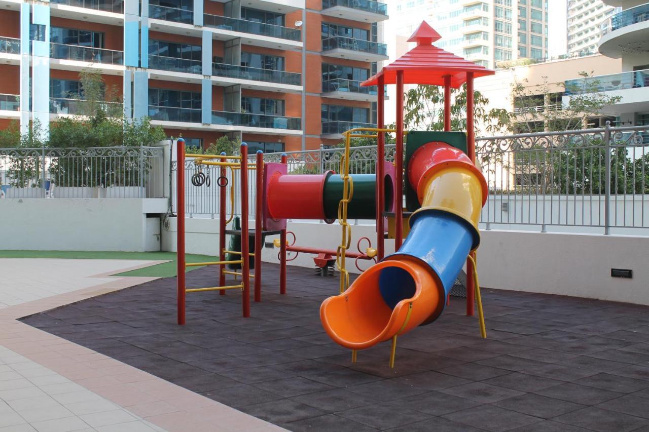 Newly Furnished One Bedroom Apartment Next To Metro & Beach In Marina Residence Dubái Exterior foto